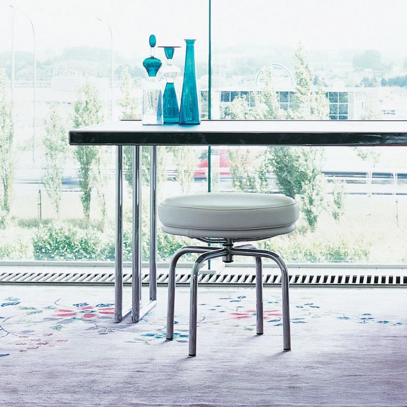Cassina LC8 Hocker Chrom Leder weiß Cassina LC8 Hocker Chrom Leder weiß