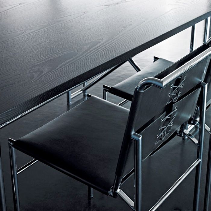 ClassiCon Roquebrune in chrom mit schwarzem Leder am Tisch