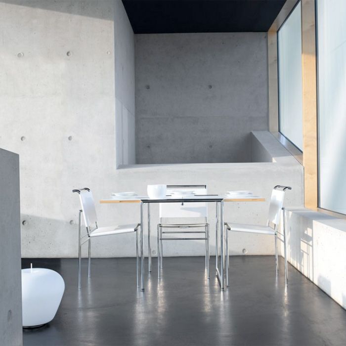 ClassiCon Roquebrune in chrom mit weißem Leder am Esstisch