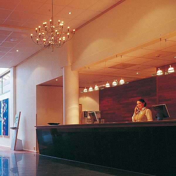 Flos 2097 - 30 Kronleuchter Hotel eingeschaltet