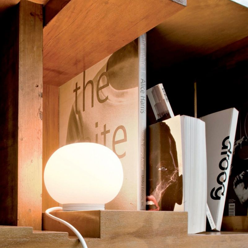 Tischleuchte Mini Glo-Ball T von Flos eingeschaltet