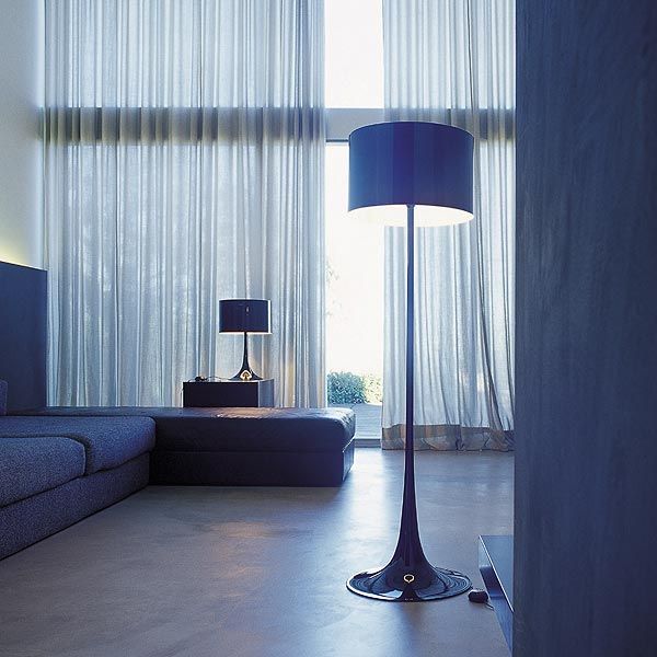 Flos Stehleuchte Spun Light F schwarz eingeschaltet Flos Stehleuchte Spun Light F schwarz eingeschaltet