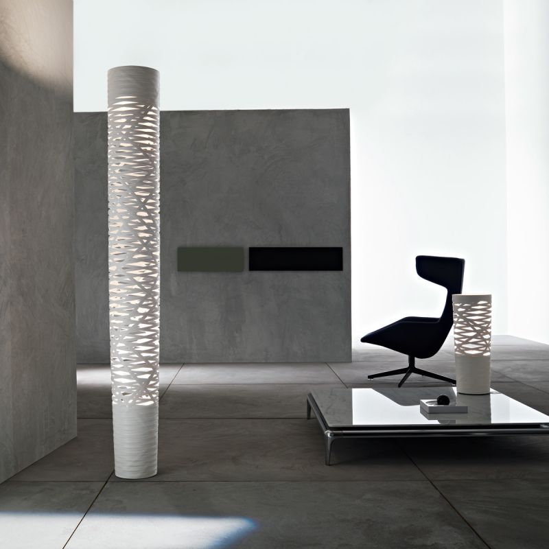 Standleuchte Foscarini Tress Terra und Tavolo in weiß eingeschaltet