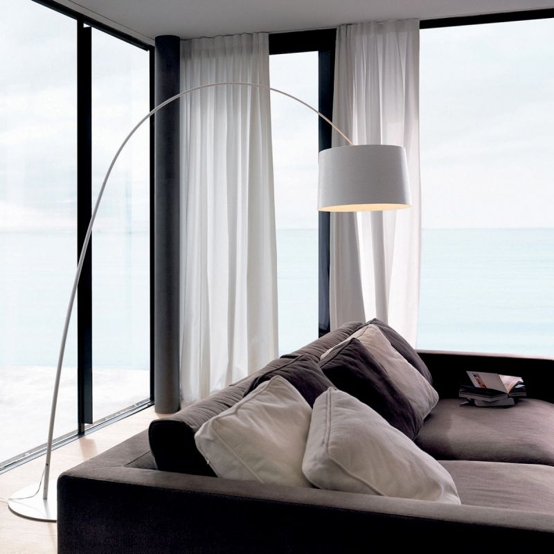 Foscarini Twiggy Terra Bogenleuchte weiß zur Sofa-Beleuchtung