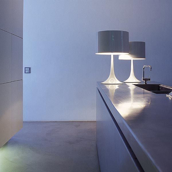 Flos Spun Light T2 Tischleuchte weiß Küche